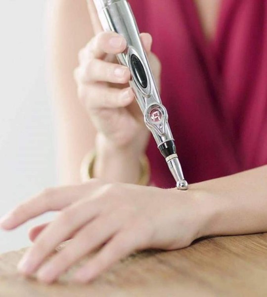 قلم المساج الكهربائي بنظام الوخر والنبضات Massage Pen
